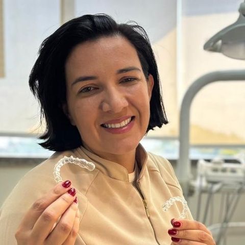 Dra. Alynne Macedo, ortodontista, sorrindo no consultório