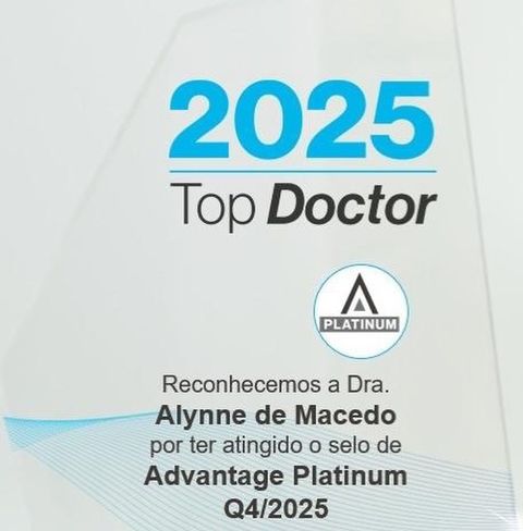 Troféu Invisalign Top Doctor 2025, com o selo Advantage Platinum e o nome da Dra. Alynne de Macedo